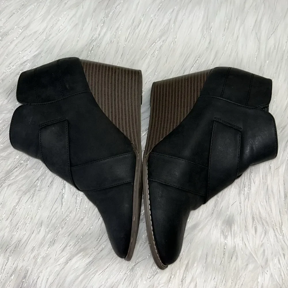 Maurices 11M Black Alexis Cross Strap Wedge Bootie